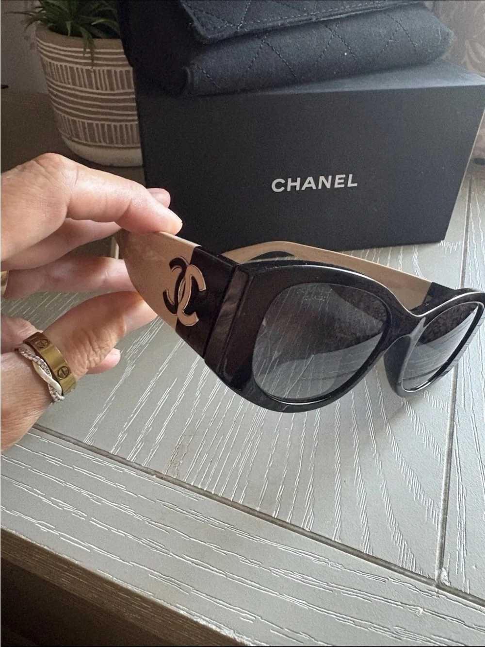 CHANEL Black Sunglasses with Beige Logo Temples Polarized NEW